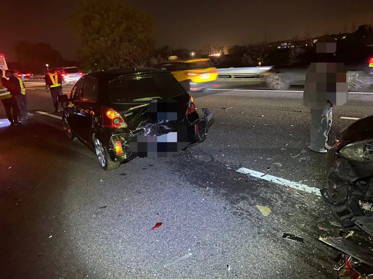 自小客遭追撞，車尾整個凹陷變形。讀者提供