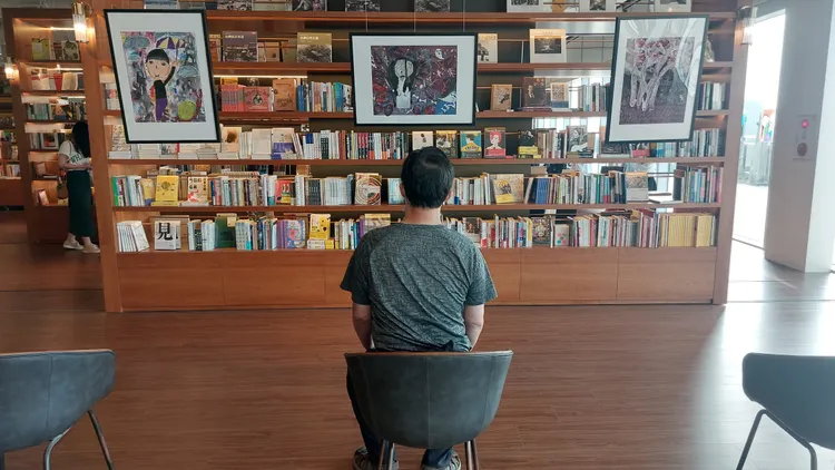 民眾專注觀看蕭柏潤作品。凃建豐攝