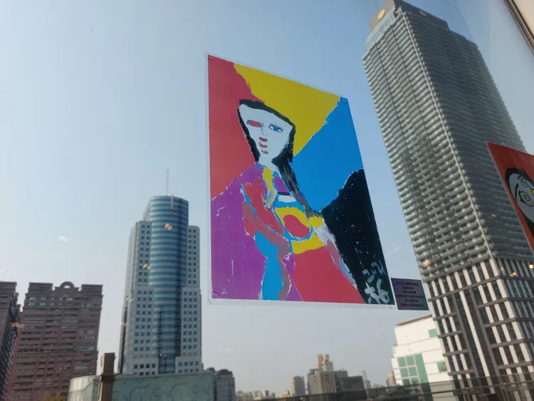 過去兩年疫情肆虐，柏潤以「鬱悶的心情，彩色的自己」，畫下當時的他。凃建豐攝