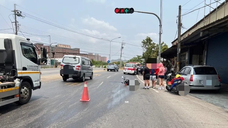貨車沿路滴黑油，造成4名騎士接連摔傷。讀者提供