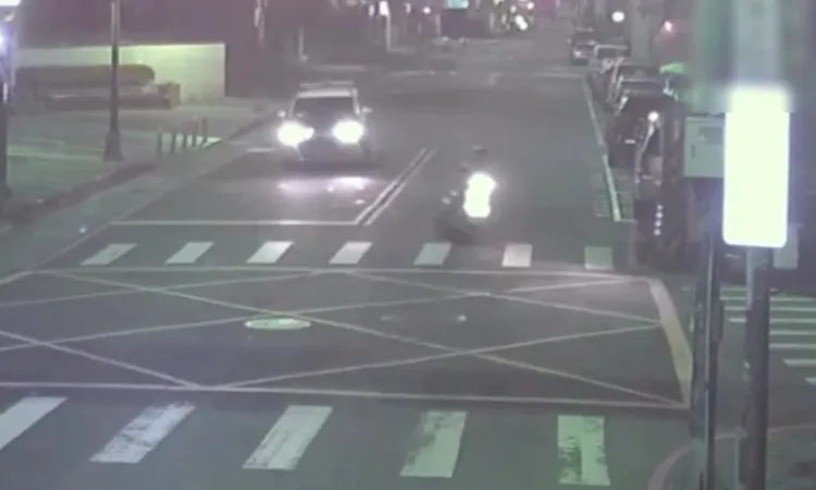 林男見警車就加速逃逸。翻攝畫面