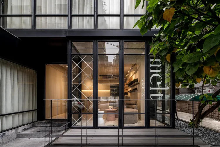 建築結構以黑色鋼骨配上純白沙幔，低調又時尚。Melt by MICASA提供