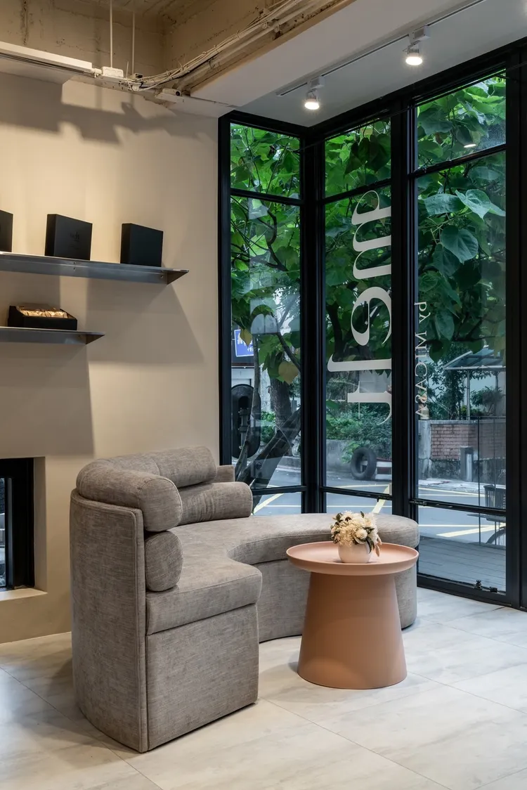 Melt by MICASA實體店面藏身大安區巷弄，能欣賞窗外美景。Melt by MICASA提供