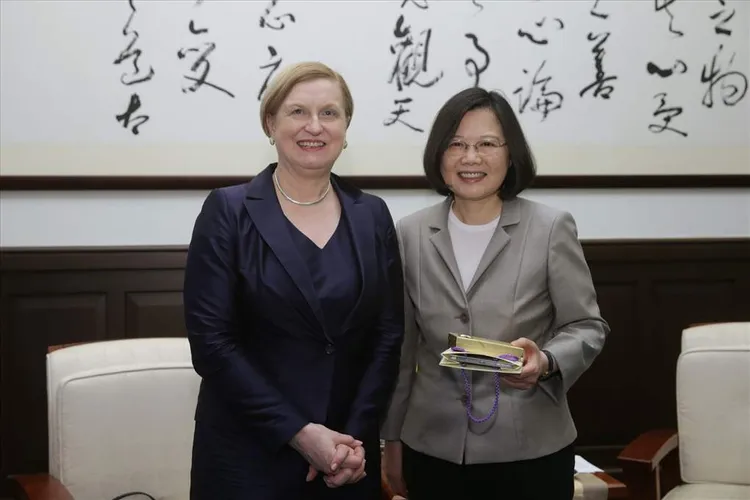 蔡總統與歐洲議會外交委員會資深議員芙緹嘉互贈禮品。翻攝總統府官網