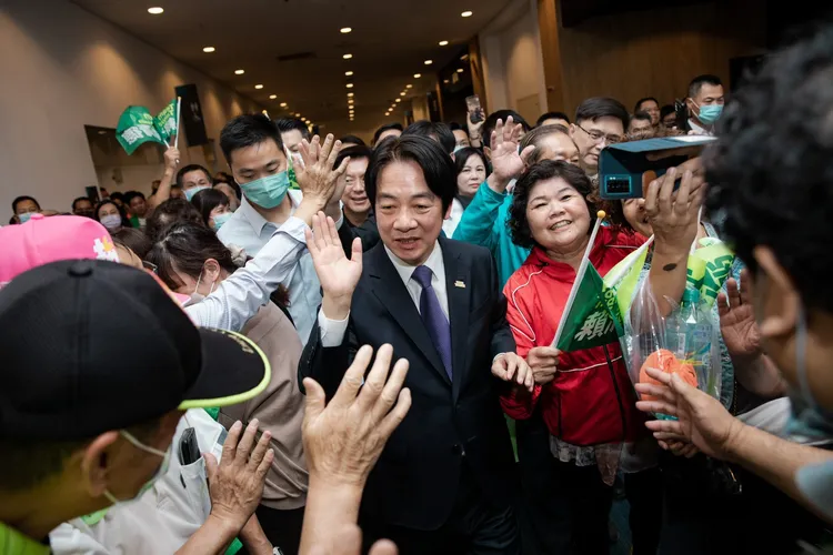 民進黨總統參選人賴清德今在高雄成立「信賴之友會」，現場湧入支持者，高喊當選。讀者提供