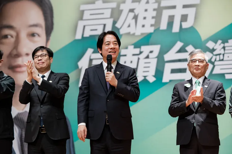 民進黨總統參選人賴清德（中）今在高雄成立「信賴之友會」，由國策顧問、名醫莊維周擔任理事長（右）。讀者提供