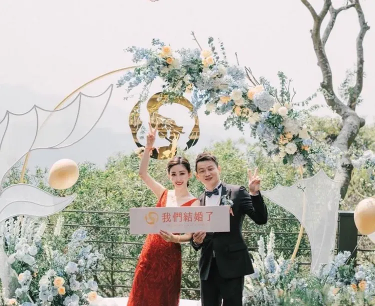 安唯綾（左）和于中中2021年結婚。翻攝安唯綾臉書