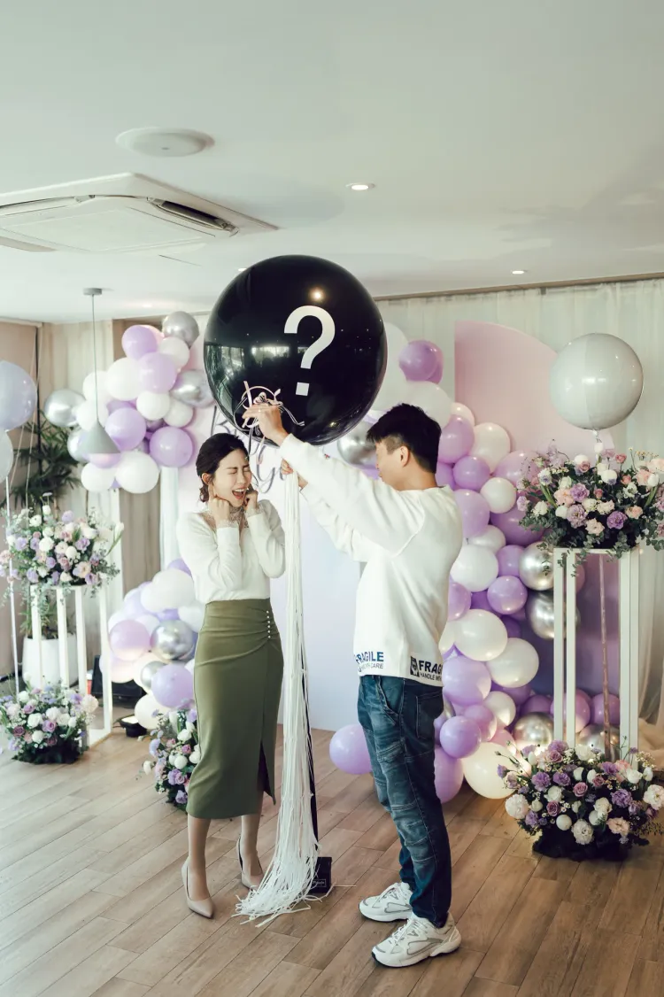 安唯綾（左）和導演老公于中中去年底舉行性別派對。翻攝安唯綾臉書