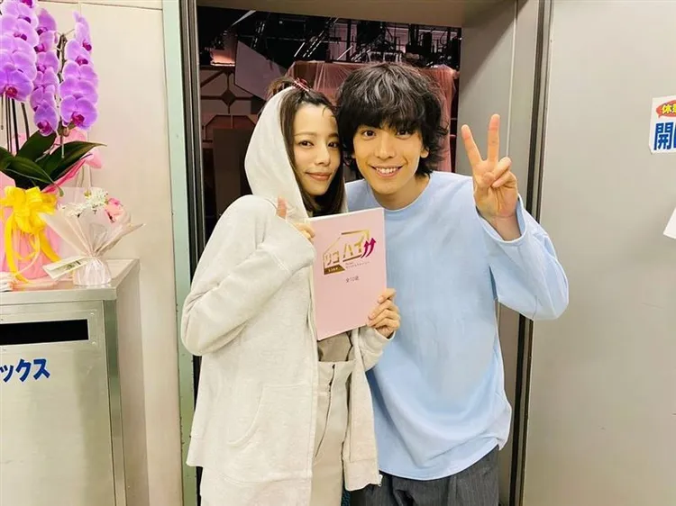 黑羽麻璃央（右）和櫻井由紀因合作日劇《離婚High》結緣，去年1月宣布結婚。