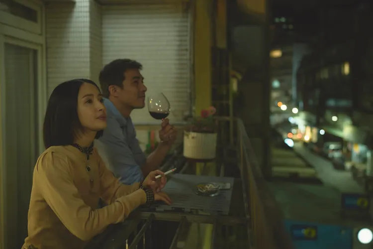 林依晨（左）《不夠善良的我們》詮釋有抽菸習慣的家庭主婦角色，賀軍翔飾演其丈夫。