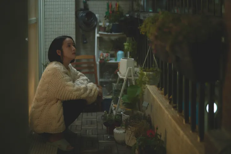 林依晨拍攝《不夠善良的我們》「Me Time菸」場景，抽了7支菸當場暈菸。公視提供