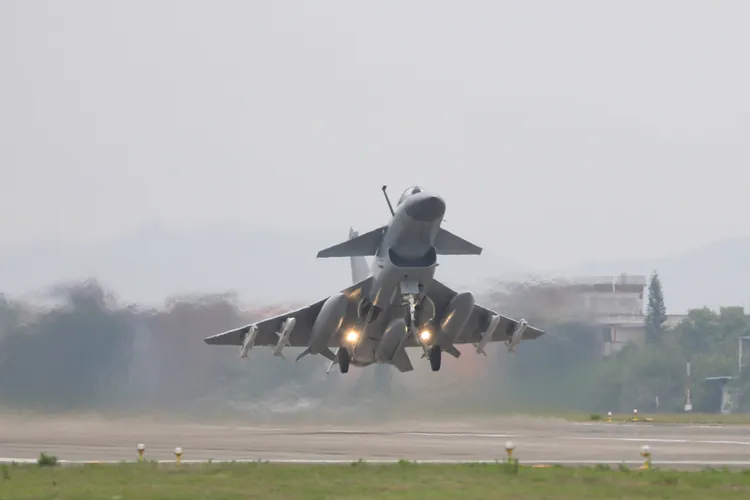 共軍東部戰區8日到10日「環台島戰備警巡和聯合利劍演習」，殲擊機掛彈起飛畫面。新華社