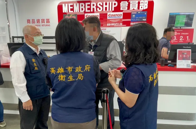 衛生局人員到好市多賣場稽查。讀者提供