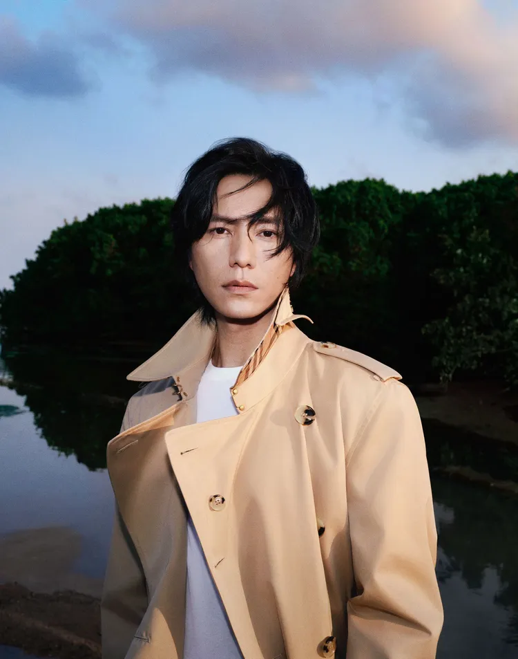 陳坤拍攝BURBERRY形象照，穿著品牌經典卡其色風衣，於中國海南省紅樹林保護修復區取景，象徵BURBERRY攜手陳坤走向戶外，一起在致敬大自然之外，並且呼籲世人重視環境生態保護。品牌提供