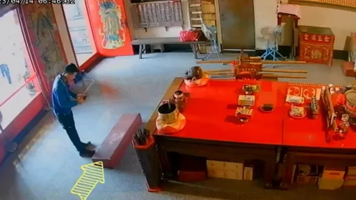 神蹟片？跪墊驚現神秘鞋印　監視器曝光「從無到有」浮出來