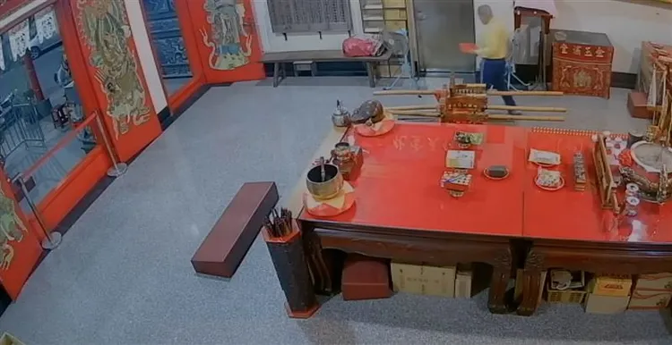 監視器畫面顯示紅色跪墊上本來無鞋印。讀者提供