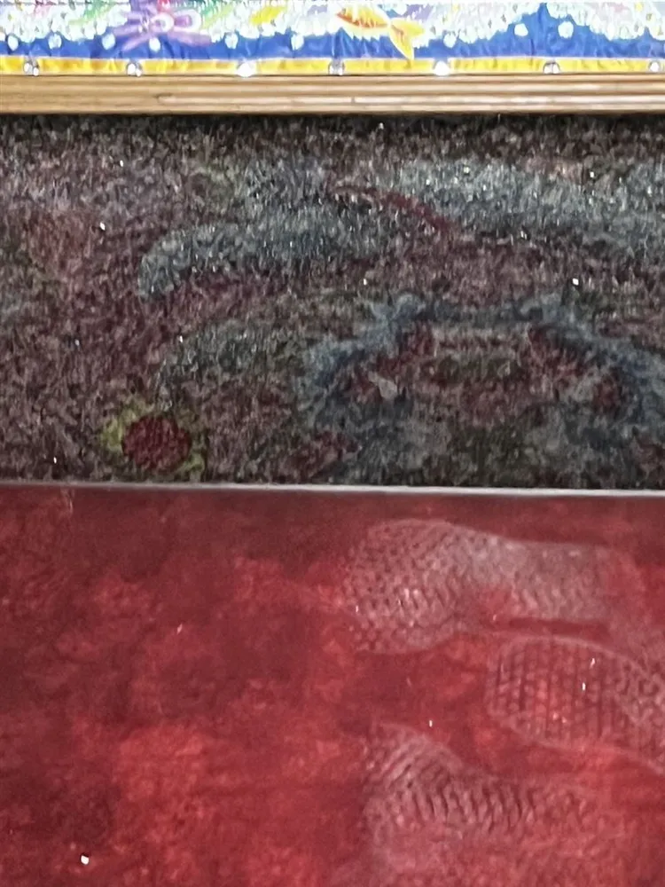 小港振天宮的跪墊出現二個半的大鞋印，信眾認為是神明駕到。讀者提供