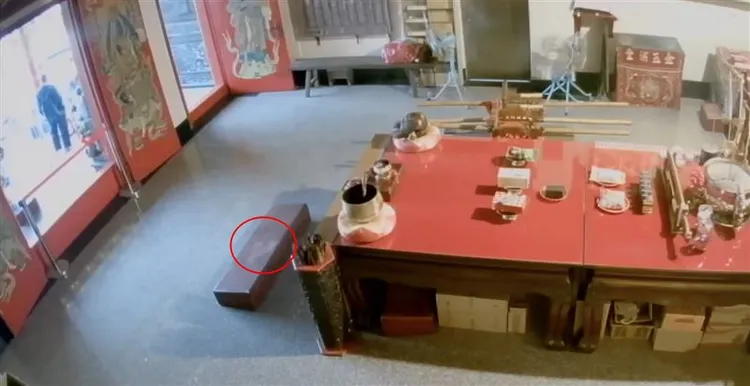 在無人進出情況下，紅色跪墊漸漸浮現出鞋印。讀者提供