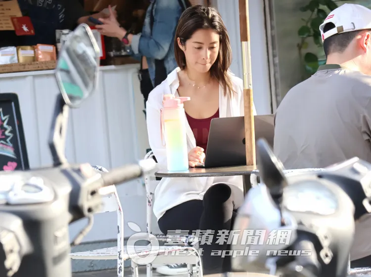 莫允雯邊喝咖啡邊盯著筆電。特勤中心攝