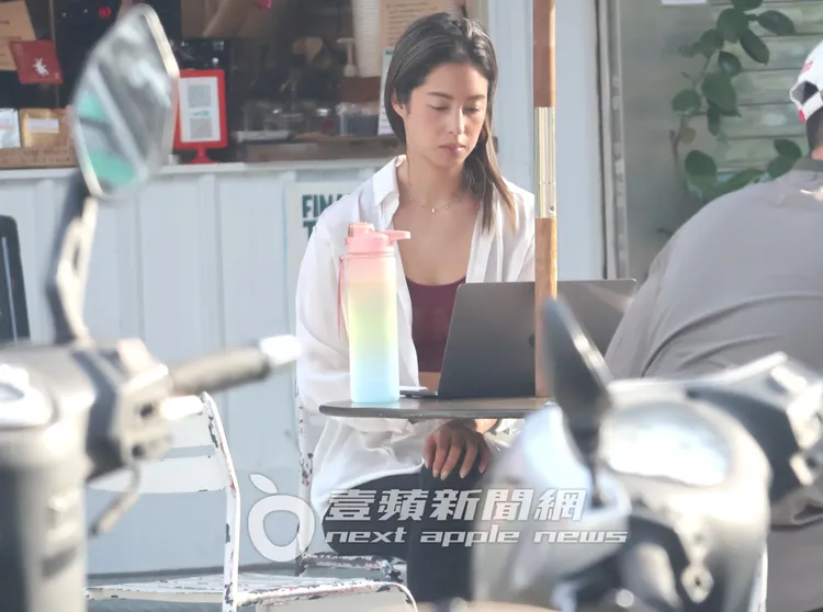 恢單3年的莫允雯，身穿暗紅色性感運動內衣及緊身瑜伽褲，披著白襯衫坐在咖啡店露天雅座。特勤中心攝