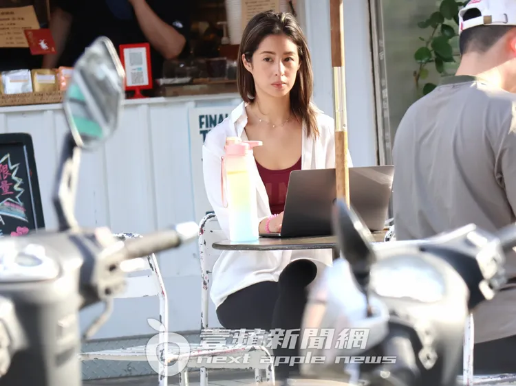 莫允雯突然看向遠方，似乎思考什麼。特勤中心攝