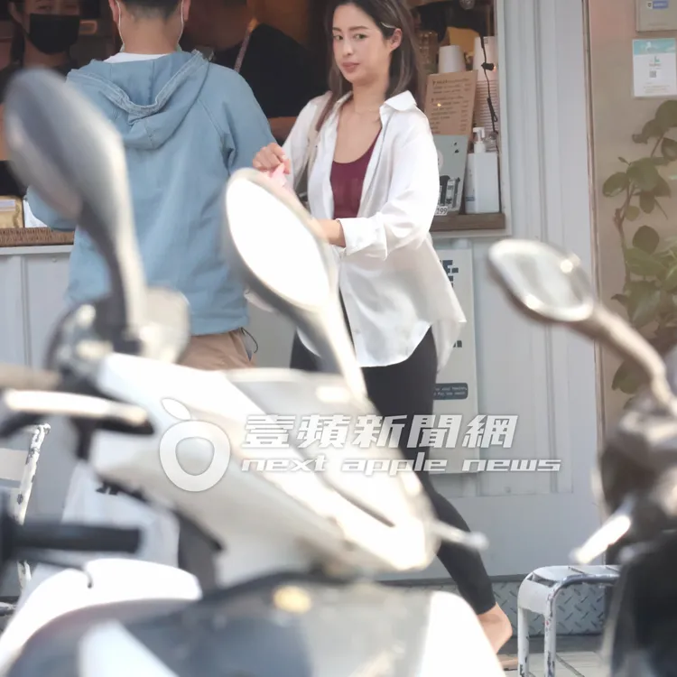 莫允雯收拾東西準備去健身房上瑜伽課。特勤中心攝