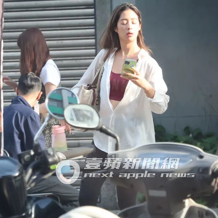 莫允雯拿起繽紛水壺，準備去上她最愛的瑜伽課雕塑體型，讓肌肉更加緊緻。特勤中心攝