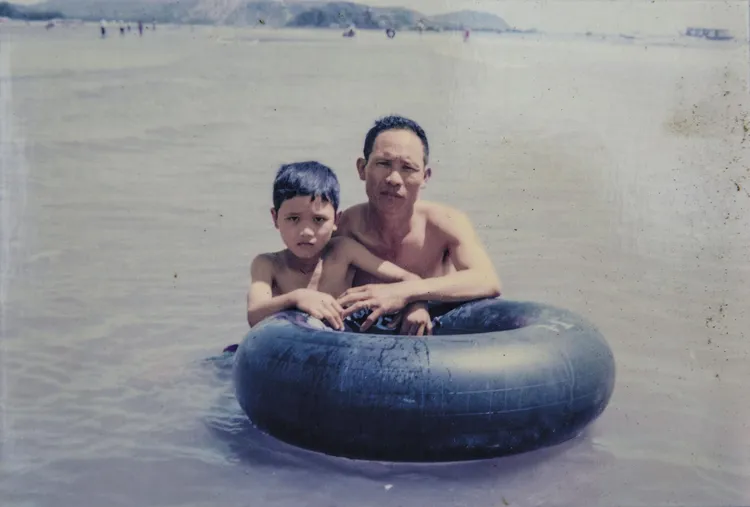 阮國非（右）與家人合照。瀚草文創提供