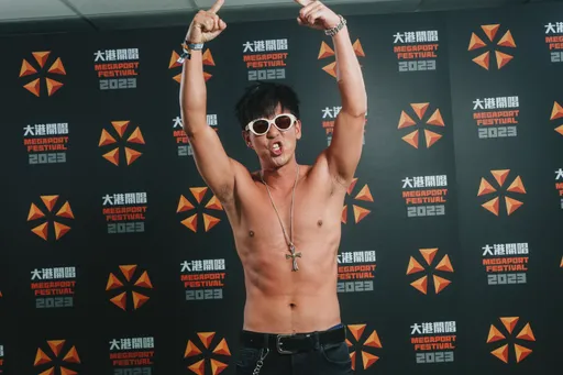 直擊｜柯有倫大港開唱裸露上半身　結婚才5年淚眼鬆口「被老婆趕出門」