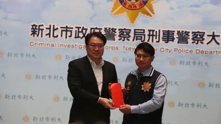 林右昌致贈破案獎金。新北市警局提供