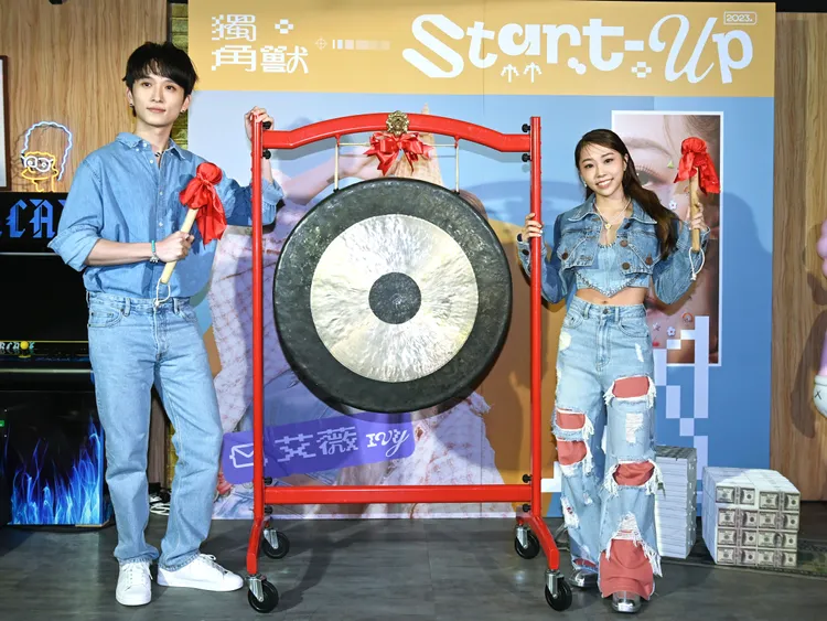 邱鋒澤現身挺艾薇開唱。環球音樂提供