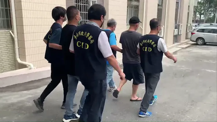 警方獲報逮捕施男等4嫌到案。讀者提供