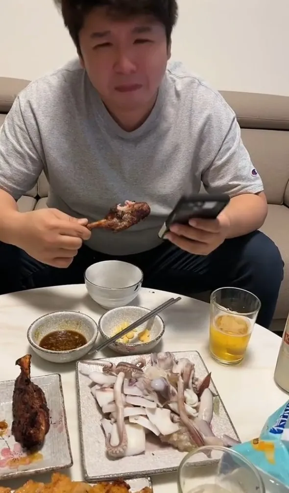 吃個東西老婆也不忘錄影。抖音@eva131155 W 提供