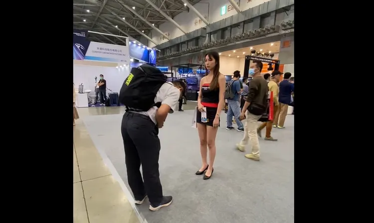 偷拍狼鞠躬道歉。翻攝自臉書