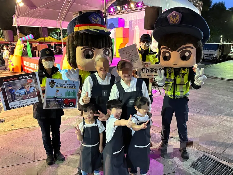 大安分局警員向民眾宣導交通安全觀念。翻攝畫面