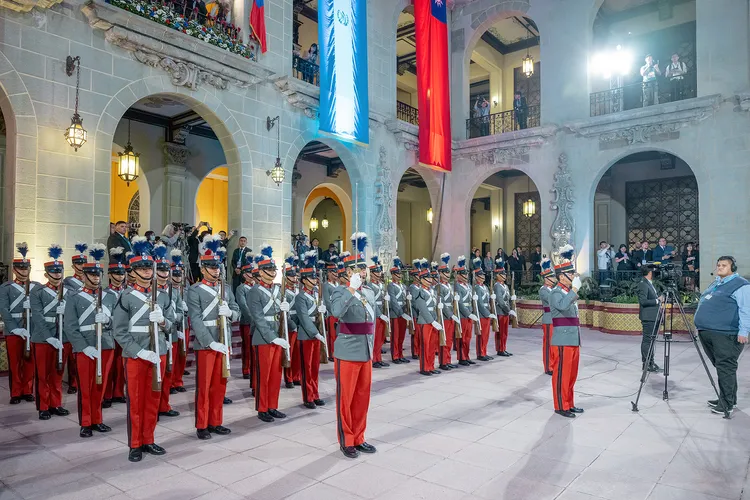 瓜國軍禮歡迎蔡英文一行。府提供