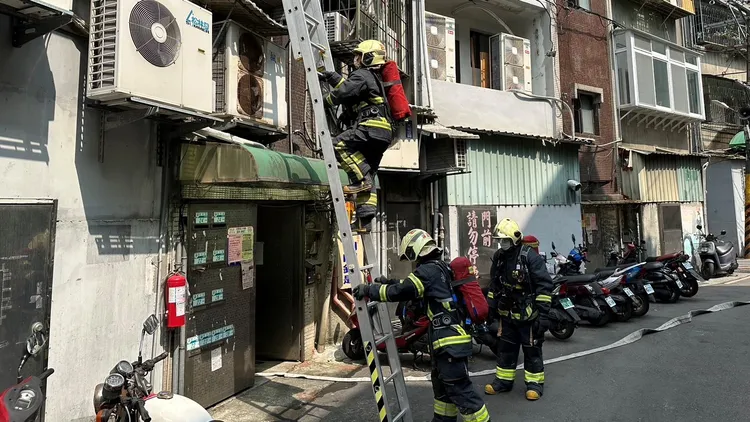 警消演練架梯救援。新北市消防局提供