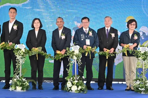 蔡英文、鄭文燦現身最大光電案場　喊話疼惜台灣！壯大綠能產業
