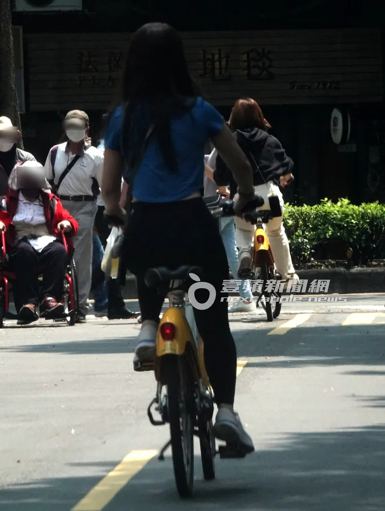 姊妹倆一前一後騎著腳踏車離開。特勤中心攝