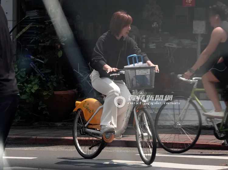 李佳薇騎上腳踏車，臉上表情相當愉快。特勤中心攝