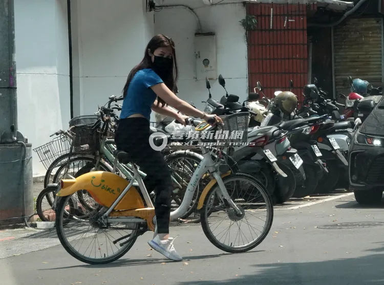 行經路口時，李佳歡停下車注意左右來車，十分謹慎小心。特勤中心攝