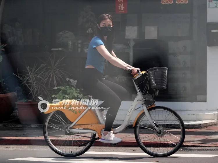 李佳歡騎上腳踏車不時左顧右看，察看來車。特勤中心攝