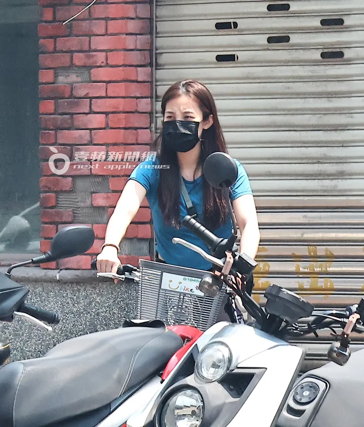 烈日炎炎，李佳歡臉上皺著眉頭戴著口罩坐上腳踏車。特勤中心攝