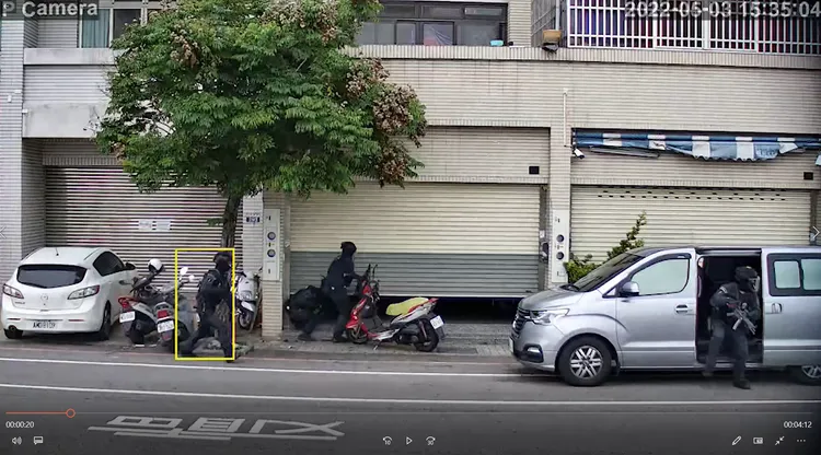 警方鎖定販毒據點，展開攻堅。讀者提供