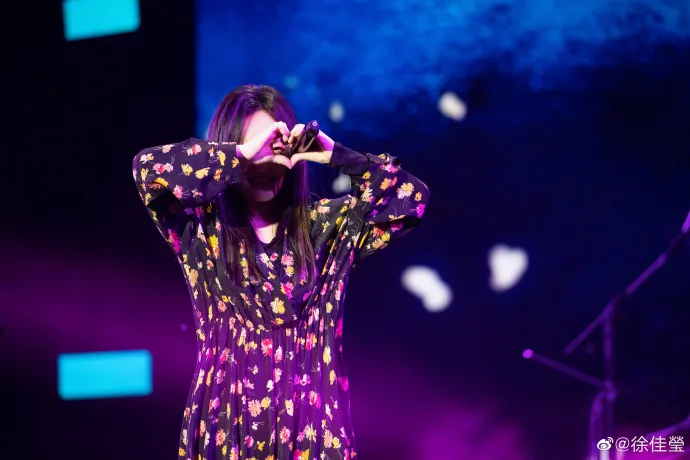 徐佳瑩向台下粉絲比愛心。翻攝徐佳瑩微博