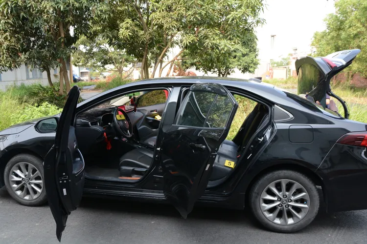 警方循線逮捕3嫌到案，對犯案車輛進行採證。讀者提供