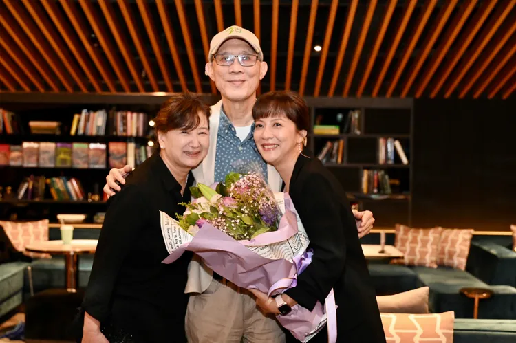 蘇明明（左起）、導演萬仁、李淑楨開心合影。海鵬提供