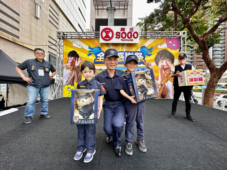 小朋友穿上警察制服，開心與分局長合影。警方提供