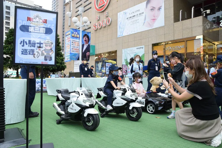 小朋友穿上警察服，開迷你警車，簡直萌翻天。警方提供