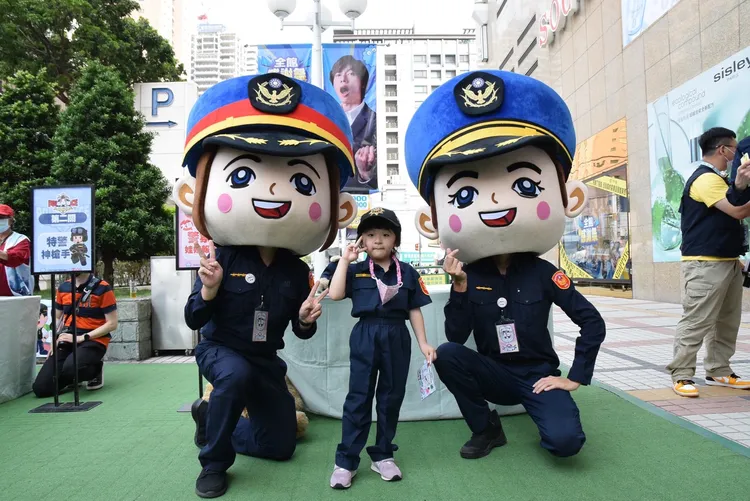 小朋友穿上穿屬警察制服，與Q版警察娃娃合照。警方提供